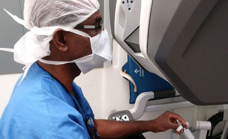  Un médecin nigérian réalise une chirurgie robotique réussie